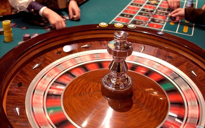 Antarmuka aplikasi mobile 338hero menampilkan live-dealer tables dan sportsbook